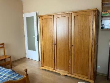 Grenen kledingkast, 1p bed, stoel, 2 nachtkastjes en commode beschikbaar voor biedingen