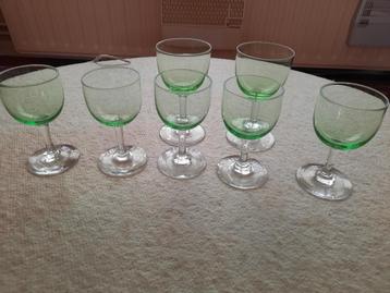 set van groene en groen/blauwe wijnglazen beschikbaar voor biedingen