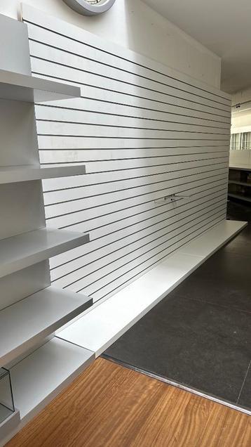 winkelinrichting wand met ophanghaken en tabletten beschikbaar voor biedingen