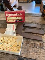 Vintage klein formaat Rummikub (1 pootje ontbreekt), Hobby en Vrije tijd, Gezelschapsspellen | Bordspellen, Ophalen of Verzenden