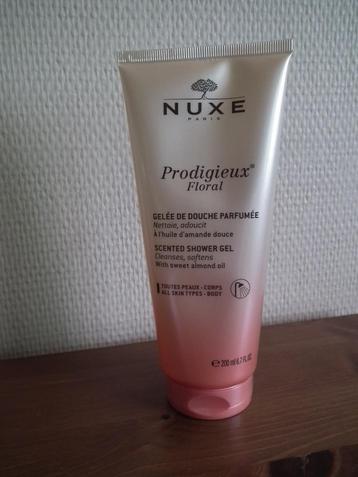 Producous nude met bloemen. Geparfumeerde douchegel (200 ml) beschikbaar voor biedingen