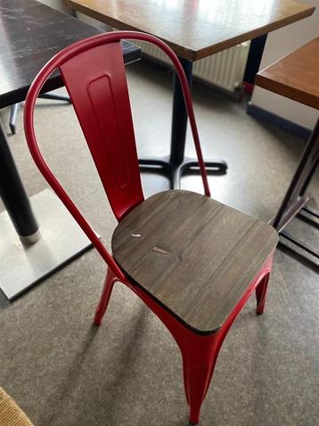 Chaises rouges en métal avec assise en bois beschikbaar voor biedingen