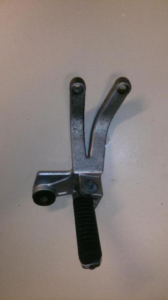 Suzuki RF900 rechter schetsplaat voetsteun RF900R duosteun, Motoren, Onderdelen | Suzuki, Gebruikt, Ophalen of Verzenden