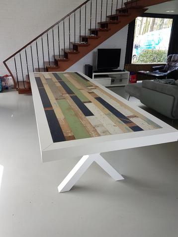 Tafel van antiek sloophout met stalen of houten poten. beschikbaar voor biedingen