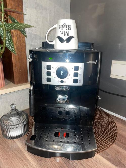 De'Longhi Magnifica, Electroménager, Cafetières, Comme neuf, Café moulu, Café en grains, Cafetière, 4 à 10 tasses, Réservoir d'eau amovible