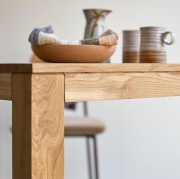 Massieve rechthoeken tafel beschikbaar voor biedingen