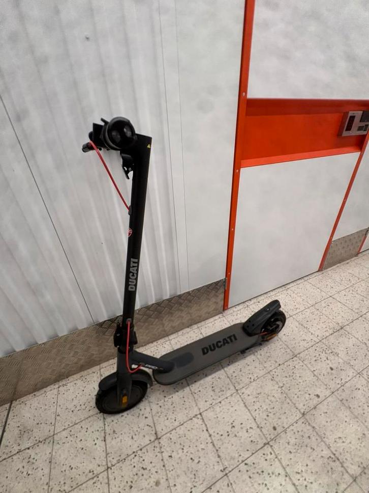 Ducati step, Fietsen en Brommers, Steps, Zo goed als nieuw, Ophalen