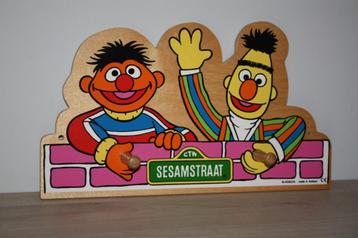 Sesamstraat Kapstok Bert en Eurnie Henson Hout , 35x20 cm beschikbaar voor biedingen