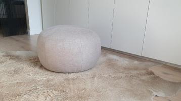 Grote ronde poef beschikbaar voor biedingen