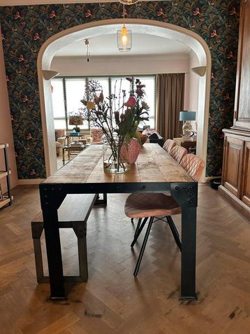 Belle table à manger en fer avec plateau en bois. 