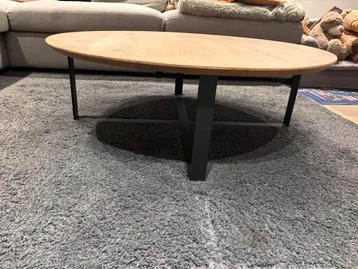 Salontafel in natuureik beschikbaar voor biedingen