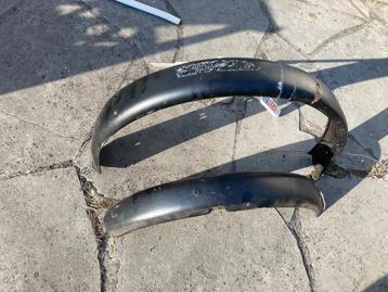 Oud spatbord voor oldtimer motorfiets beschikbaar voor biedingen