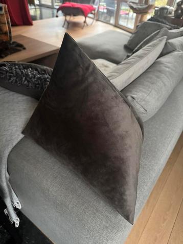 Sierkussen beschikbaar voor biedingen