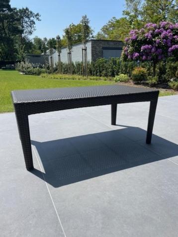 DEDON lage terrastafel beschikbaar voor biedingen