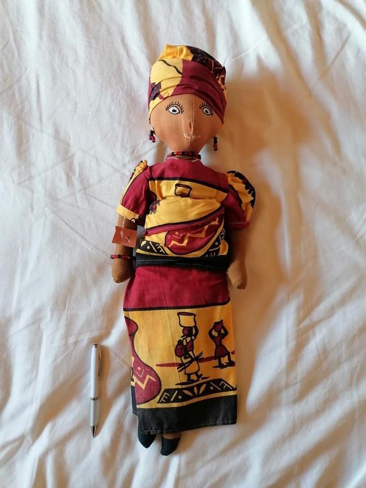 Grote Afrikaanse stoffen pop, Verzamelen, Beelden en Beeldjes, Zo goed als nieuw, Ophalen