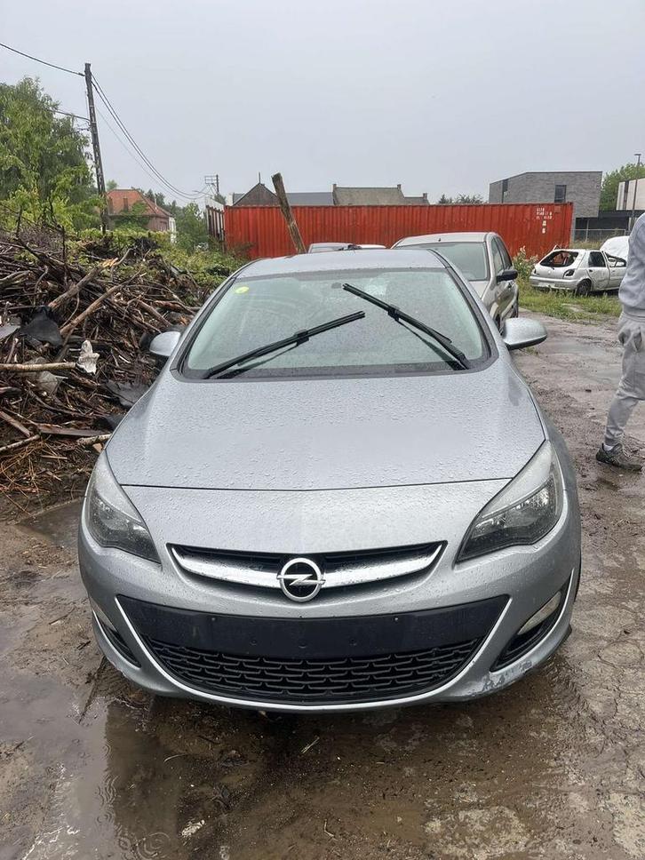 Opel astra, Autos, Opel, Particulier, Astra, Diesel, Berline, 5 portes, Boîte manuelle, Argent ou Gris, Noir, Carnet d'entretien