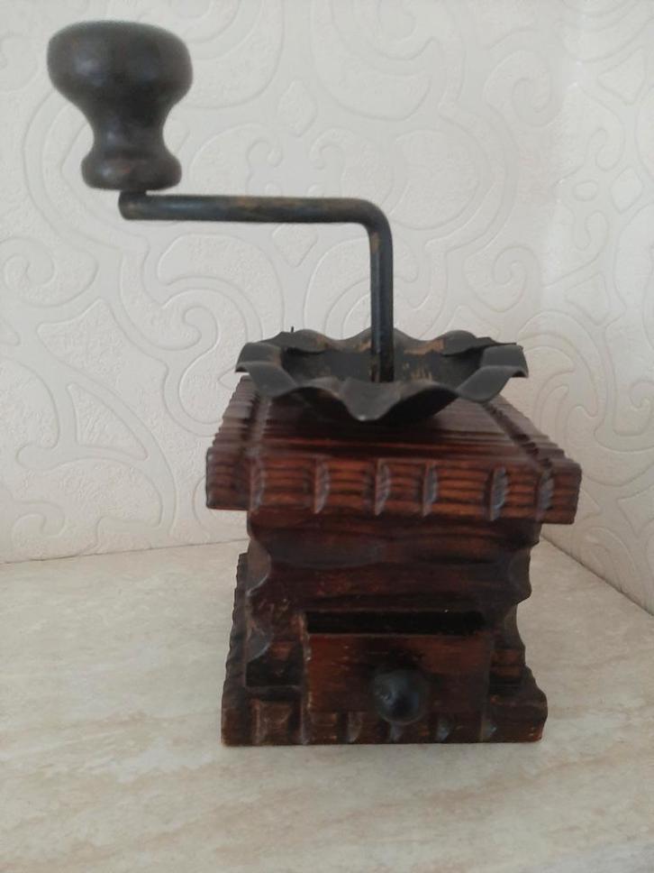 Decoratieve Vintage houten asbak in koffiemolen design, Verzamelen, Rookartikelen, Aanstekers en Luciferdoosjes, Asbak, Ophalen of Verzenden