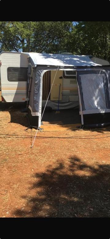 Halve voortent voor caravan beschikbaar voor biedingen