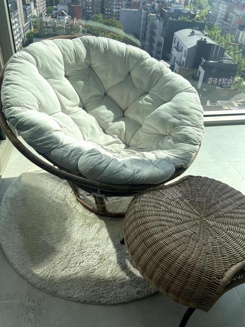 Set: Casa - Round Relaxing Chair + Side table + Carpet, Huis en Inrichting, Zetels | Zetels en Chaises Longues, Zo goed als nieuw
