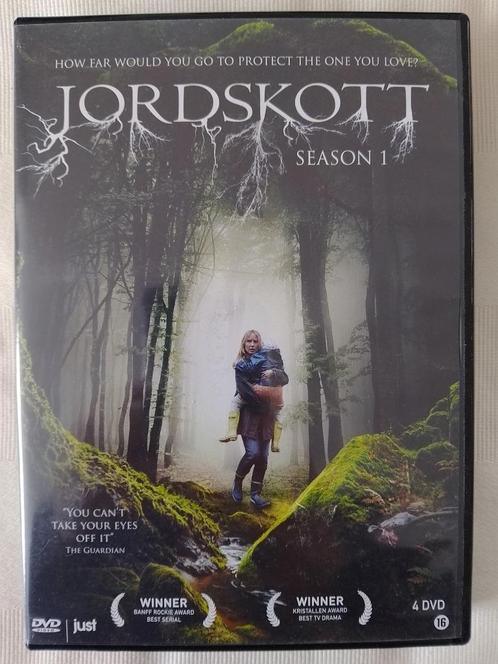 Jordskott Season 1 - 4xDVD box, CD & DVD, DVD | Thrillers & Policiers, Comme neuf, Détective et Thriller, Coffret, Enlèvement ou Envoi