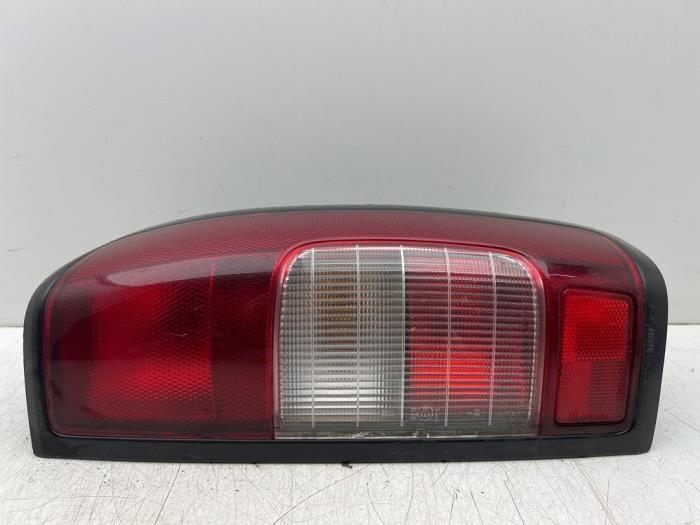 Feu arrière droit d'un Nissan Navara, Autos : Pièces & Accessoires, Éclairage, Nissan, Utilisé, 3 mois de garantie, Enlèvement ou Envoi