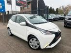 Toyota Aygo X-play 11/2015 069000km Camera Airco Cruise Full, Auto's, Voorwielaandrijving, Testrit aan huis, Stof, Euro 6