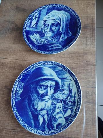 Borden oude visserman en vrouw Boch Delfts beschikbaar voor biedingen