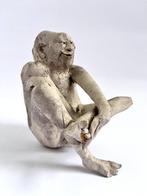 kunstsculptuur keramiek meneer helemaal naakt zittend, Antiek en Kunst, Kunst | Beelden en Houtsnijwerken, Ophalen of Verzenden