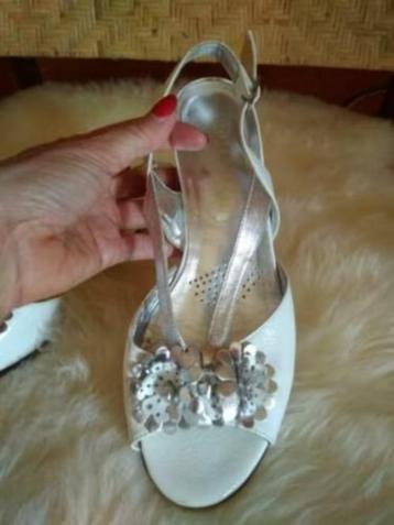 zomerse sandalen in wit en zilver leer  - NIEUW - beschikbaar voor biedingen