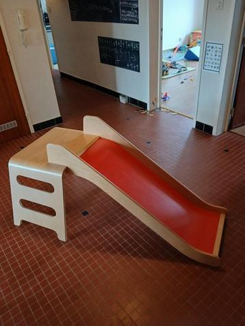 Houten glijbaan binnenshuis peuter kleuter beschikbaar voor biedingen