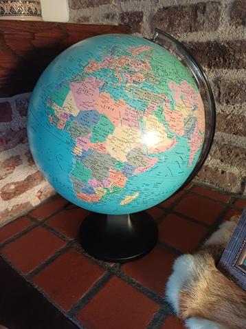 wereldbol verlicht beschikbaar voor biedingen