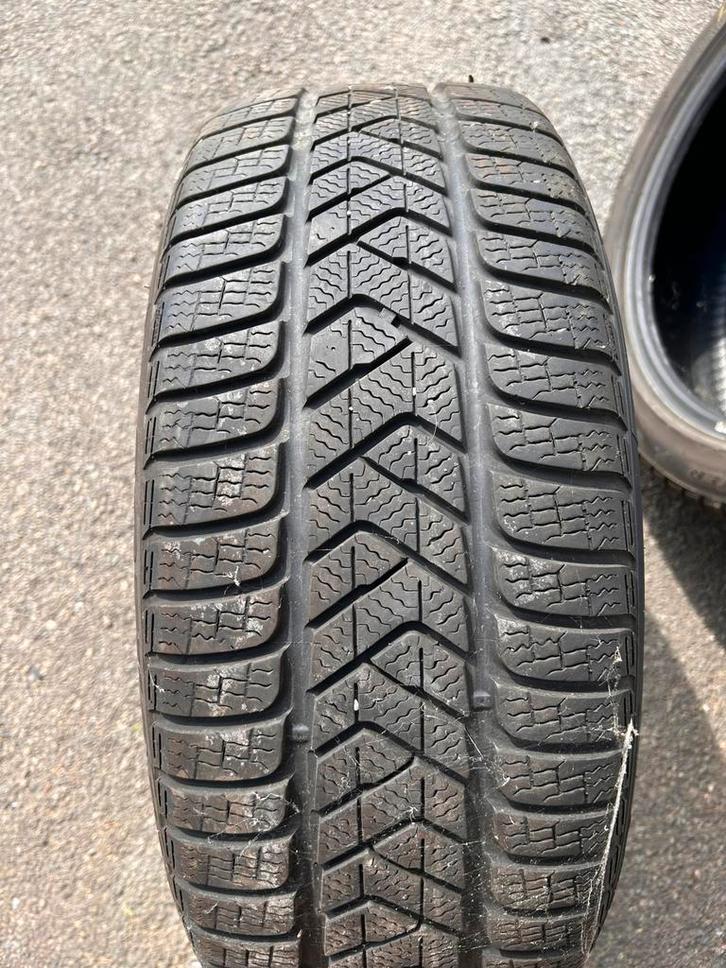 4 Pneus hivers Pirelli Sottozero3 235/45 R19 99v bon etat, Auto-onderdelen, Banden en Velgen, Band(en), Winterbanden, 19 inch