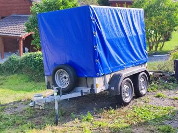 Dubbelassige aanhangwagen met antidiefstal en dekzeil beschikbaar voor biedingen