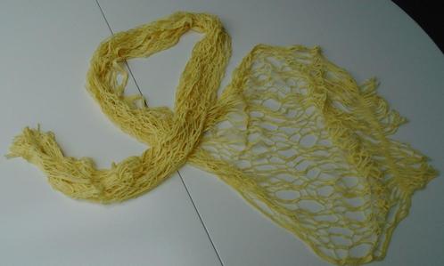 SJAAL NET GEEL NIEUW, Kleding | Dames, Mutsen, Sjaals en Handschoenen, Nieuw, Sjaal, Ophalen of Verzenden