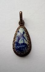 Hangertje of bedeltje zilverkleurig met Delfts blauwe molen, Ophalen of Verzenden, Zo goed als nieuw, Blauw, Zilver