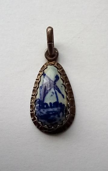 Hangertje of bedeltje zilverkleurig met Delfts blauwe molen beschikbaar voor biedingen