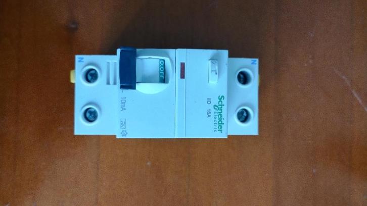 Interrupteur différentiel Schneider  iID 16A – 10 mA, Bricolage & Construction, Électricité & Câbles, Comme neuf, Interrupteur