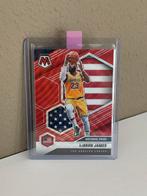 LeBron James 2020 Panini Mosaic Red Wave Refractor, Ophalen of Verzenden, Nieuw, Plaatje