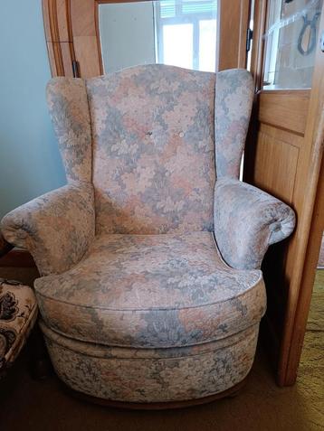 Magnifique ancien fauteuil individuel fleuri disponible aux enchères
