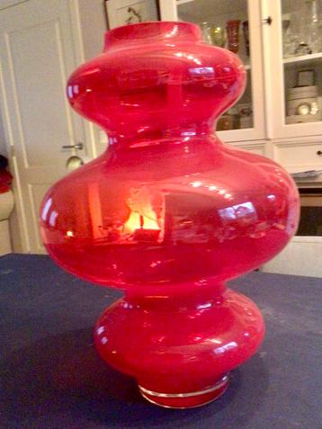 Mooie, rode decoratieve vaas - 44 cm hoog en 29 cm breed beschikbaar voor biedingen