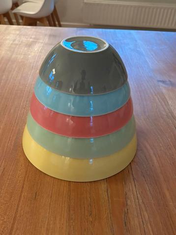 Nestschalen van Boch in pastelkleuren beschikbaar voor biedingen