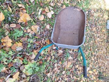 Kruiwagen zonder wiel beschikbaar voor biedingen