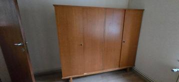 Garde robe vintage  beschikbaar voor biedingen