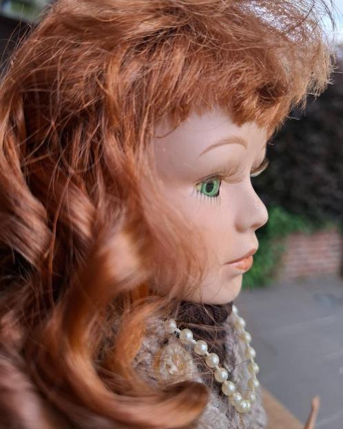Regina vintage bisque porseleinen pop gestempeld + standaard, Verzamelen, Poppen, Zo goed als nieuw, Pop, Ophalen of Verzenden