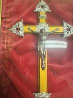 Antiek kruisbeeld in houten lijst – fluwelen achtergrond, Antiek en Kunst, Ophalen