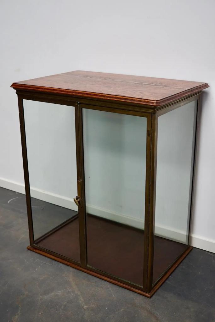 Antieke Franse winkelvitrine van glas en messing, Antiek en Kunst, Antiek | Meubels | Kasten, Ophalen of Verzenden