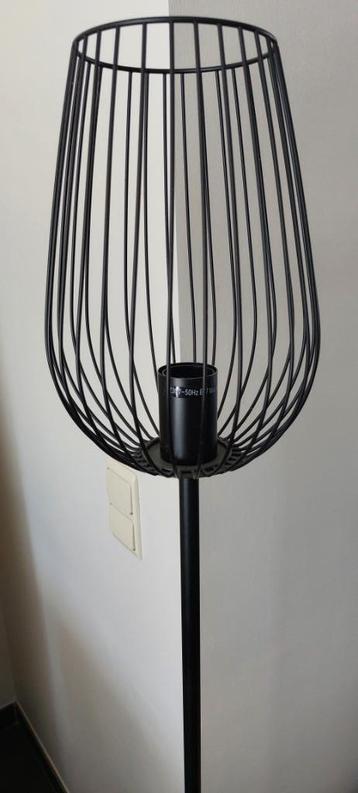 Staanlamp beschikbaar voor biedingen
