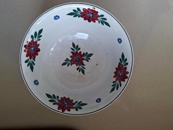 Saladeschaal „Les Floralies” van keramiek (oud) beschikbaar voor biedingen