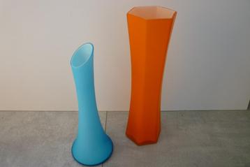 Deux vases opaline satinée (orange et bleu) intérieur blanc
