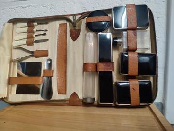 Trousse de soin Vintage en cuir de 1950, Enlèvement, Comme neuf, Brun, Homme